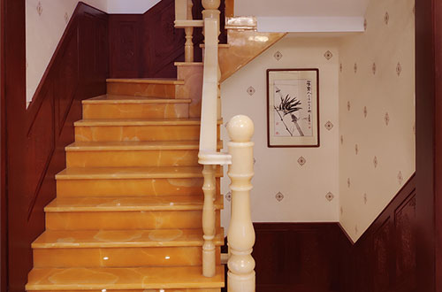 四方台中式别墅室内汉白玉石楼梯的定制安装装饰效果
